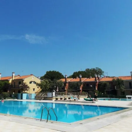 Apartment Comfy Flat With Pool In